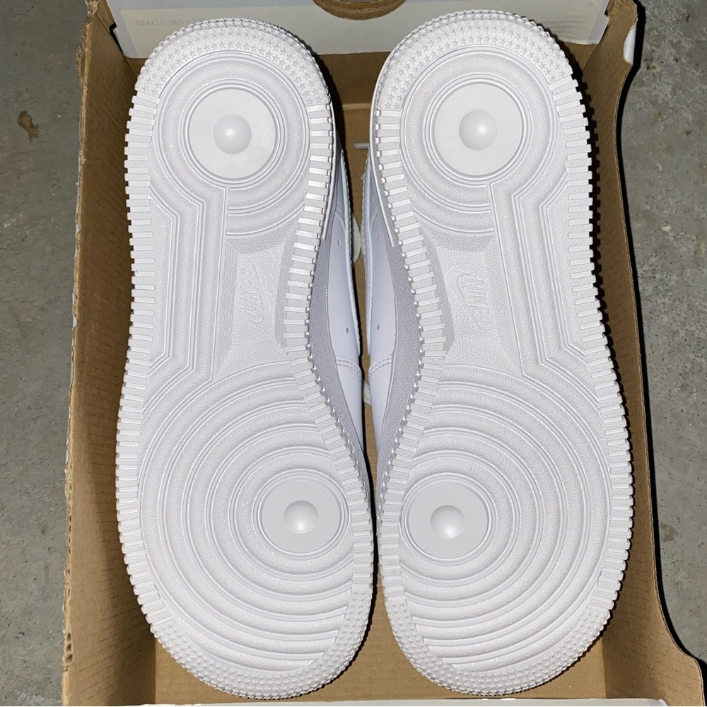 Women’s Nike Air Force 1 ‘07 Triple White - Picture 3 of 3
